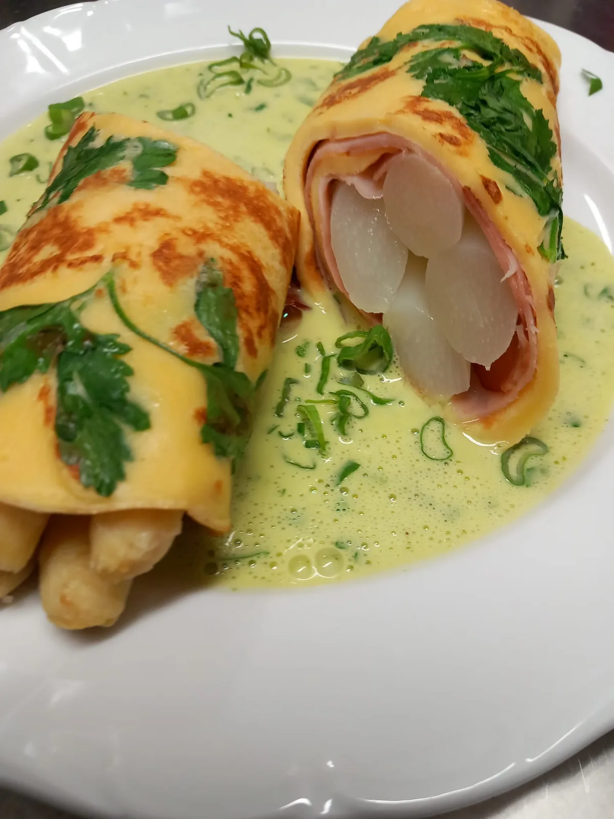 Crêpes mit weißem Spargel